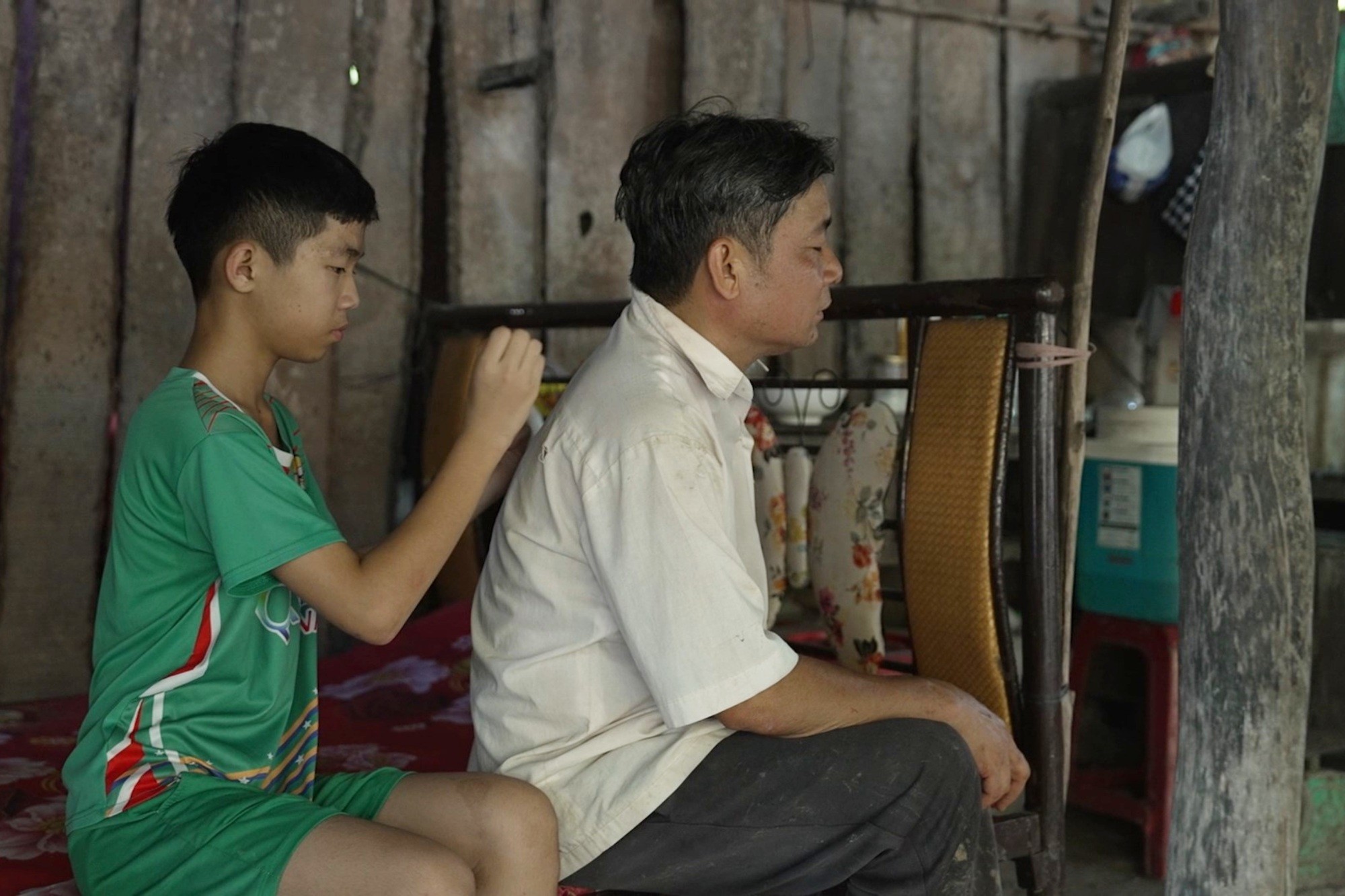 'Mái ấm gia đình Việt': Á hậu Phương Anh rơi nước mắt, MC Vũ Mạnh Cường và diễn viên Bạch Công Khanh nghẹn lòng trước hoàn cảnh em nhỏ khó khăn