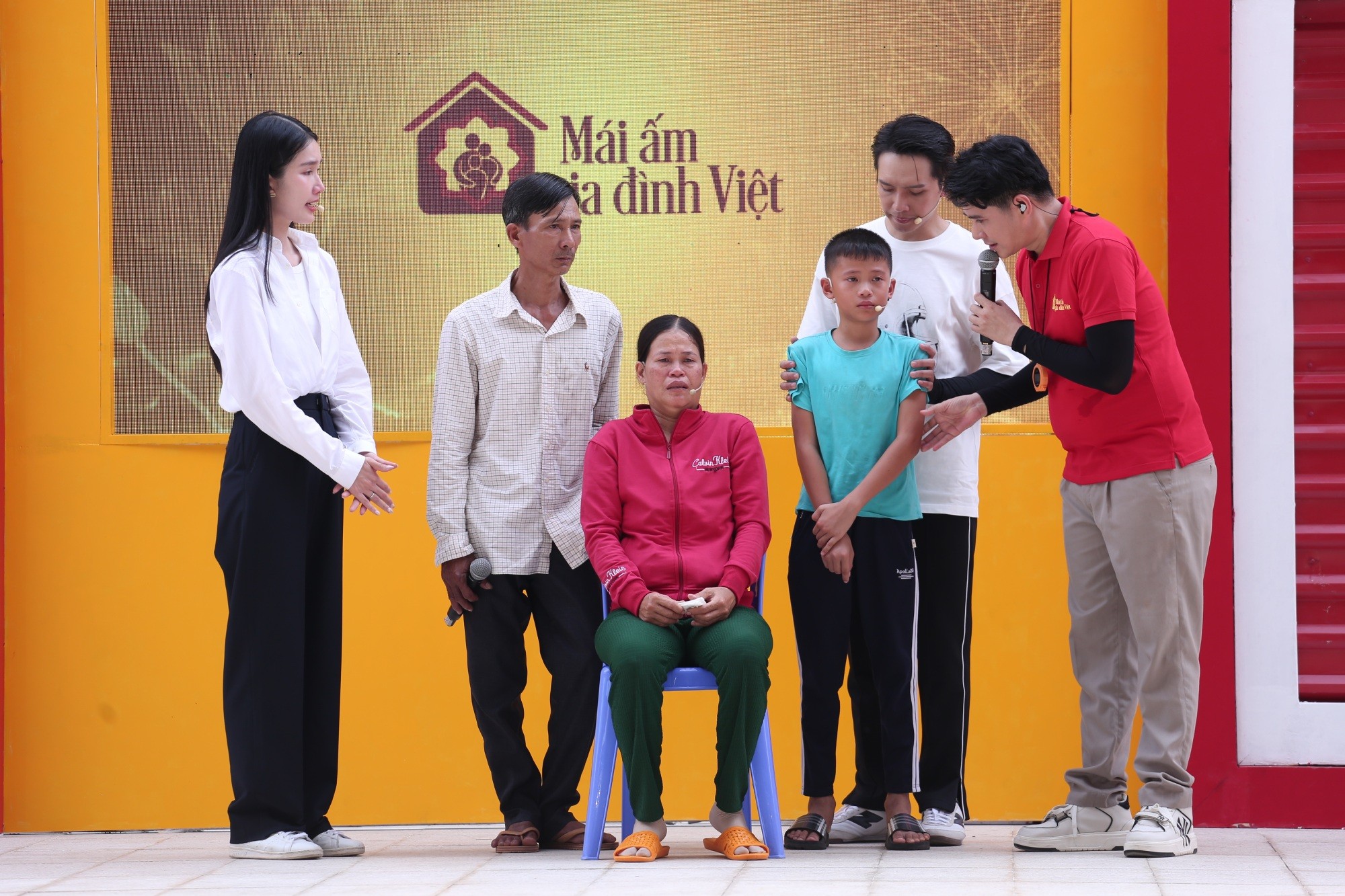 'Mái ấm gia đình Việt': Á hậu Phương Anh rơi nước mắt, MC Vũ Mạnh Cường và diễn viên Bạch Công Khanh nghẹn lòng trước hoàn cảnh em nhỏ khó khăn