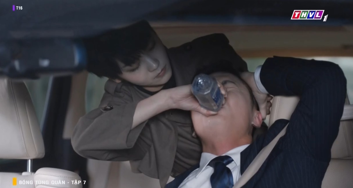 'Bóng tùng quân': Ngụy Lam bị bắt cóc, chủ tịch Nhuận Thế phải ký giấy chuyển nhượng để cứu con trai