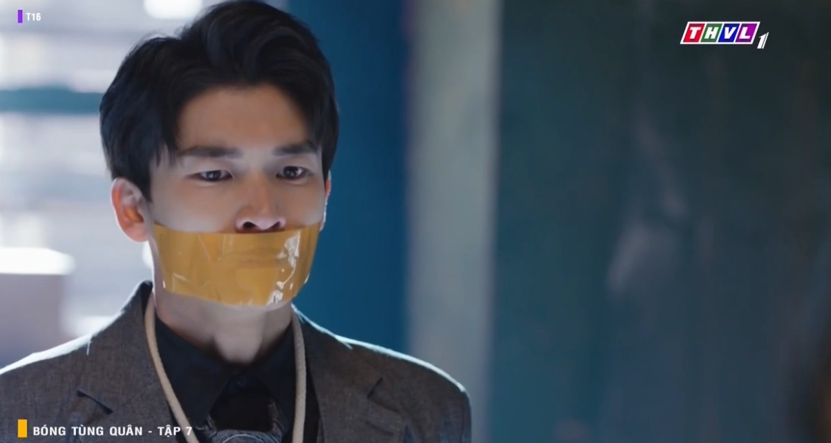 'Bóng tùng quân': Ngụy Lam bị bắt cóc, chủ tịch Nhuận Thế phải ký giấy chuyển nhượng để cứu con trai