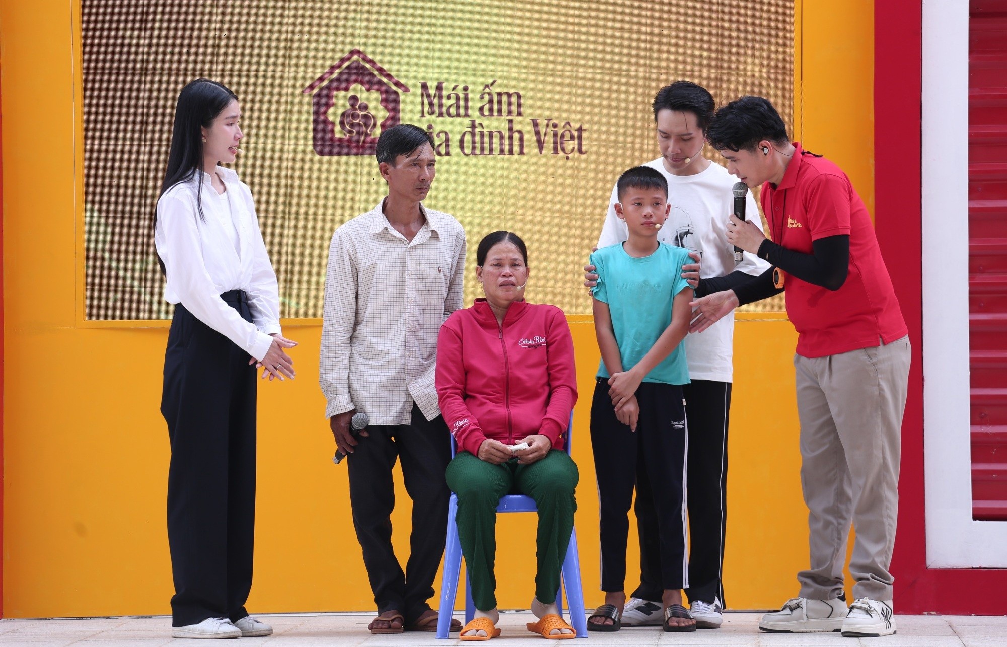 'Mái ấm gia đình Việt': Á hậu Phương Anh rơi nước mắt, MC Vũ Mạnh Cường và diễn viên Bạch Công Khanh nghẹn lòng trước hoàn cảnh em nhỏ khó khăn