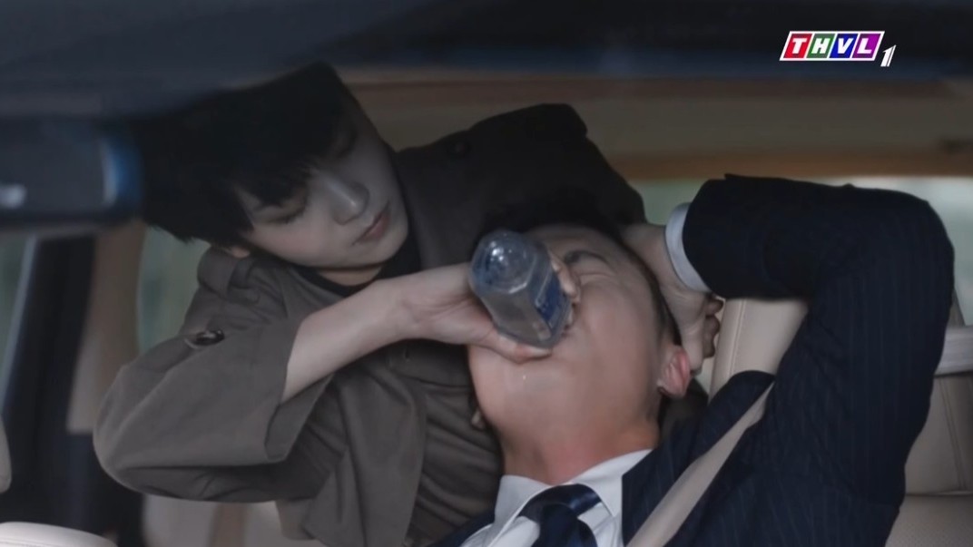 'Bóng tùng quân': Ngụy Lam bị bắt cóc, chủ tịch Nhuận Thế phải ký giấy chuyển nhượng để cứu con trai