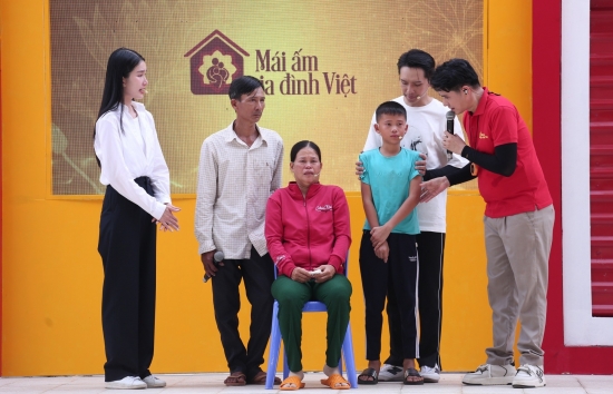 'Mái ấm gia đình Việt': Á hậu Phương Anh rơi nước mắt, MC Vũ Mạnh Cường và diễn viên Bạch Công Khanh nghẹn lòng trước hoàn cảnh em nhỏ khó khăn