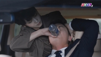 'Bóng tùng quân': Ngụy Lam bị bắt cóc, chủ tịch Nhuận Thế phải ký giấy chuyển nhượng để cứu con trai