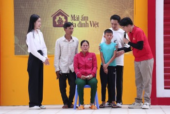 'Mái ấm gia đình Việt': Á hậu Phương Anh rơi nước mắt, MC Vũ Mạnh Cường và diễn viên Bạch Công Khanh nghẹn lòng trước hoàn cảnh em nhỏ khó khăn