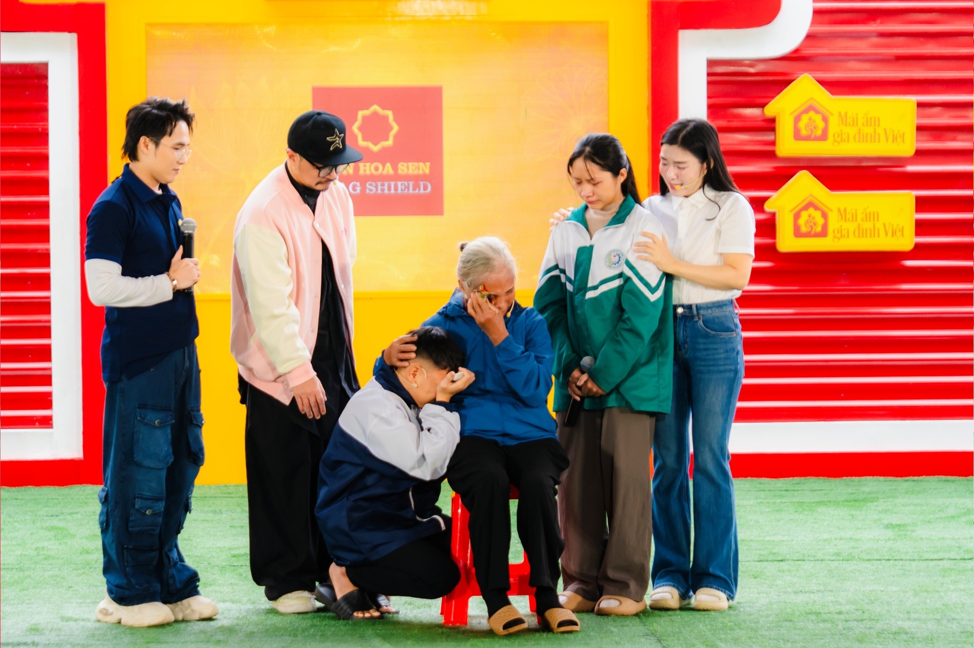 NSƯT Ốc Thanh Vân, Minh Dự lần đầu đảm nhận vai trò MC dẫn dắt chương trình 'Mái ấm gia đình Việt' tại Hải Phòng