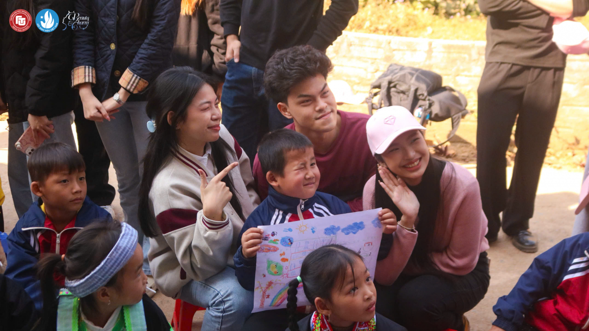 Nữ sinh Ngoại thương 'gieo hơi ấm' tới Trường Tiểu học Bum Kẹn, Tuyên Quang