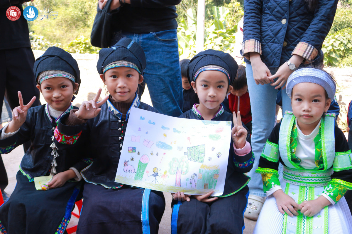 Nữ sinh Ngoại thương 'gieo hơi ấm' tới Trường Tiểu học Bum Kẹn, Tuyên Quang