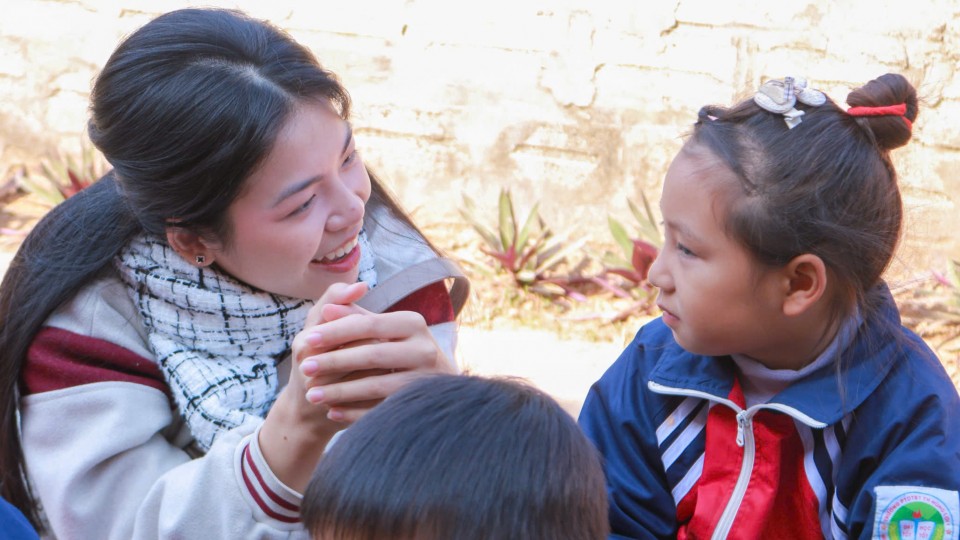 Nữ sinh Ngoại thương 'gieo hơi ấm' tới Trường Tiểu học Bum Kẹn, Tuyên Quang