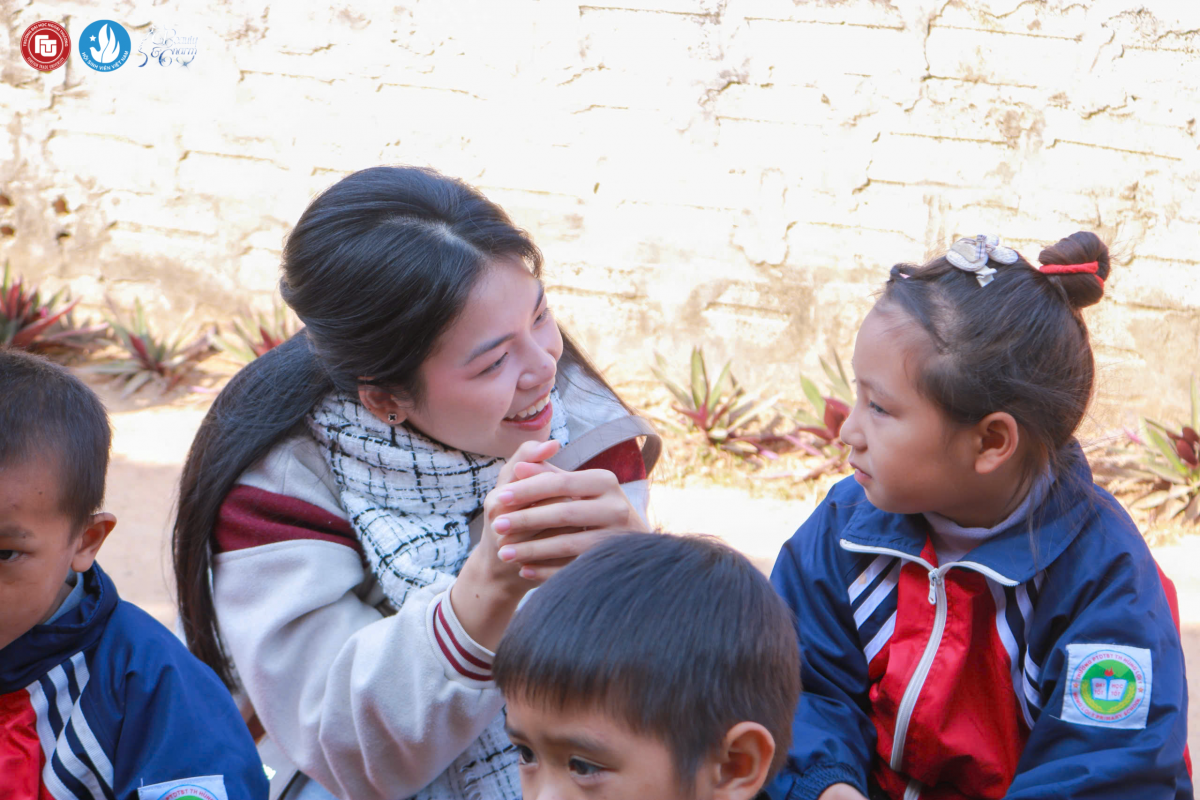 Nữ sinh Ngoại thương 'gieo hơi ấm' tới Trường Tiểu học Bum Kẹn, Tuyên Quang