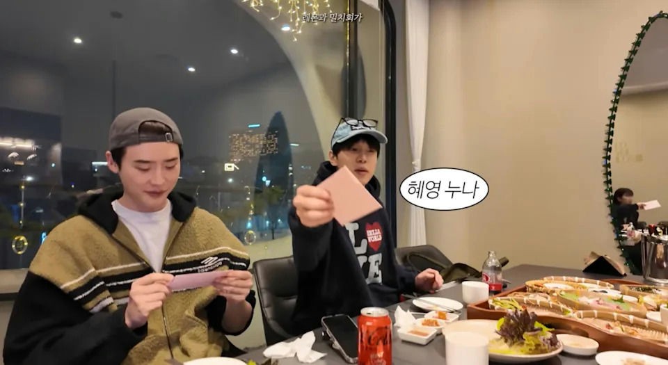 Đập tan tin đồn chia tay, IU và Lee Jong Suk diện đồ đôi đầu năm mới