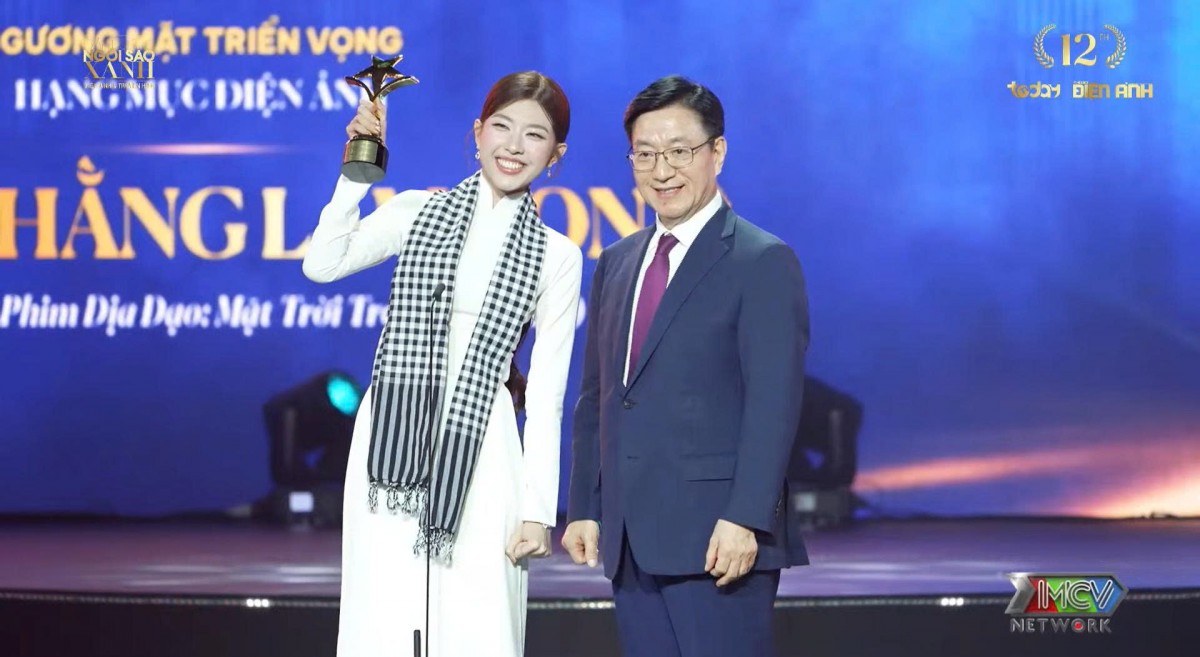 Live: Lễ trao giải Ngôi sao xanh lần thứ 12 - Giải thưởng Gương mặt Điện ảnh - Truyền hình hôm nay