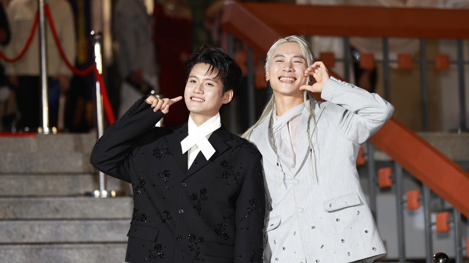 Hoàng Long 'Mưa đỏ' xuất hiện với mái tóc khác lạ trên thảm đỏ Ngôi sao xanh lần thứ 12