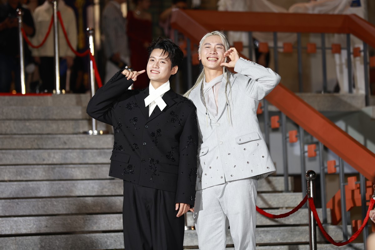 Hoàng Long 'Mưa đỏ' xuất hiện với mái tóc khác lạ trên thảm đỏ Ngôi sao xanh lần thứ 12