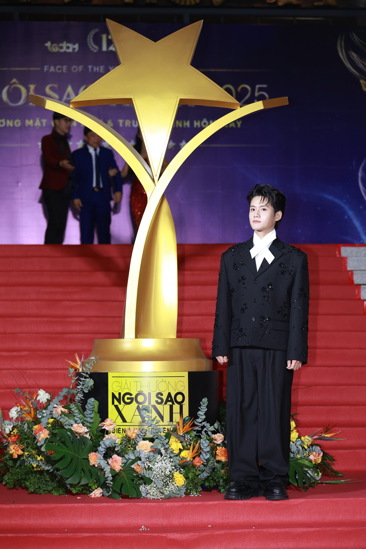 Hoàng Long 'Mưa đỏ' xuất hiện với mái tóc khác lạ trên thảm đỏ Ngôi sao xanh lần thứ 12