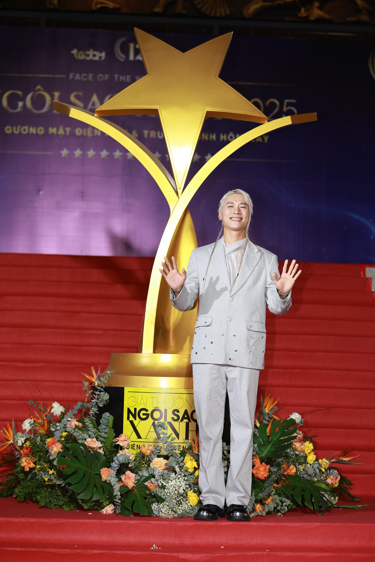 Hoàng Long 'Mưa đỏ' xuất hiện với mái tóc khác lạ trên thảm đỏ Ngôi sao xanh lần thứ 12