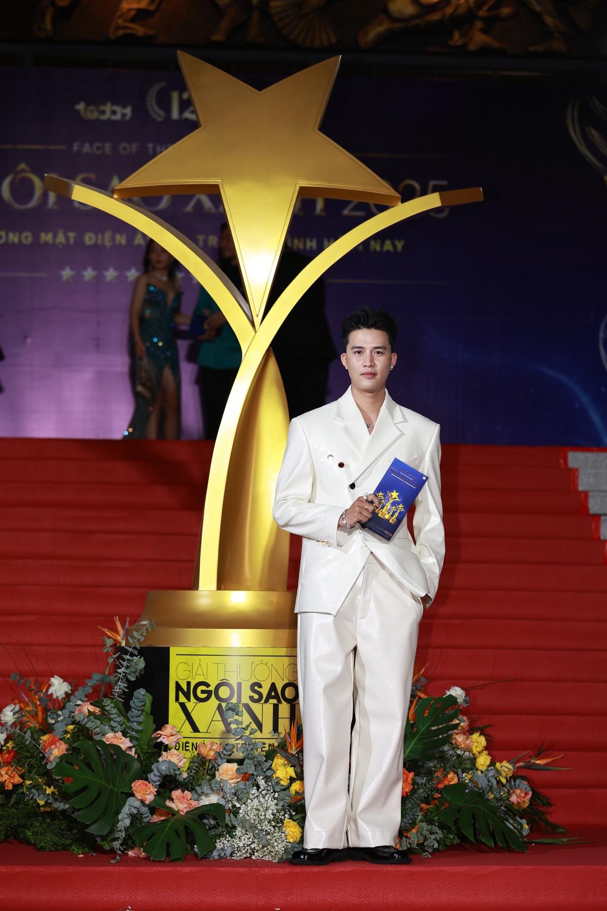 Hoàng Long 'Mưa đỏ' xuất hiện với mái tóc khác lạ trên thảm đỏ Ngôi sao xanh lần thứ 12