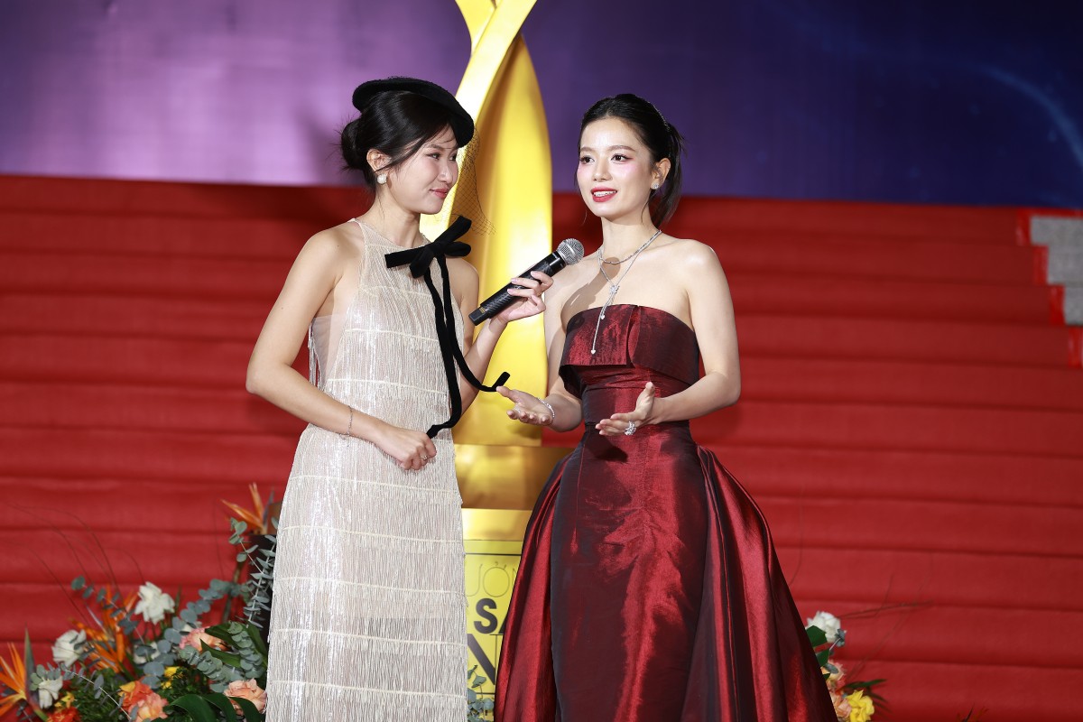 Hoàng Long 'Mưa đỏ' xuất hiện với mái tóc khác lạ trên thảm đỏ Ngôi sao xanh lần thứ 12