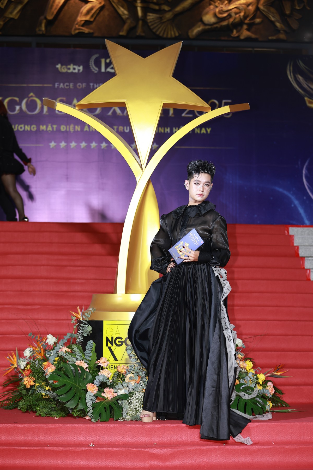 Hoàng Long 'Mưa đỏ' xuất hiện với mái tóc khác lạ trên thảm đỏ Ngôi sao xanh lần thứ 12