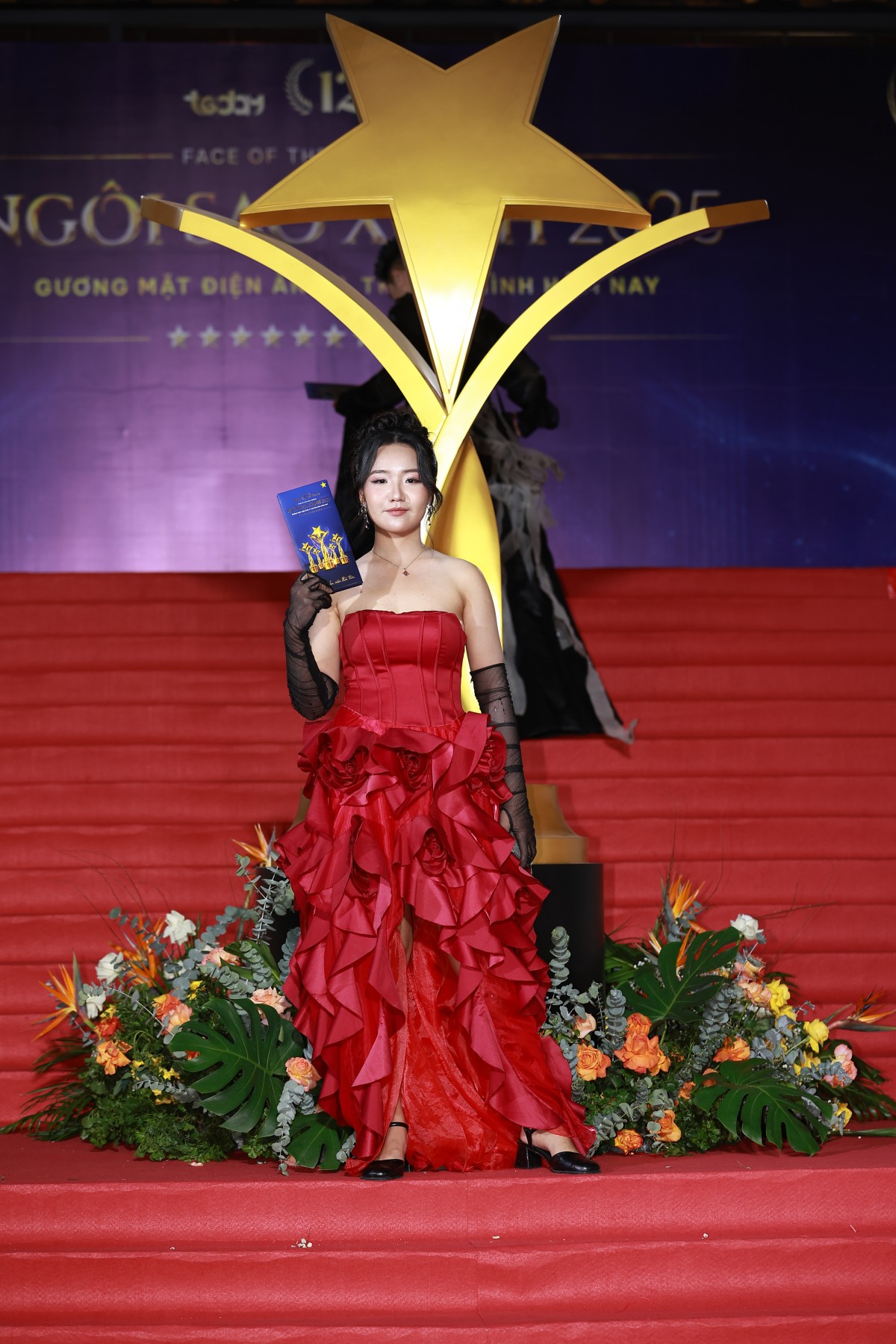 Hoàng Long 'Mưa đỏ' xuất hiện với mái tóc khác lạ trên thảm đỏ Ngôi sao xanh lần thứ 12