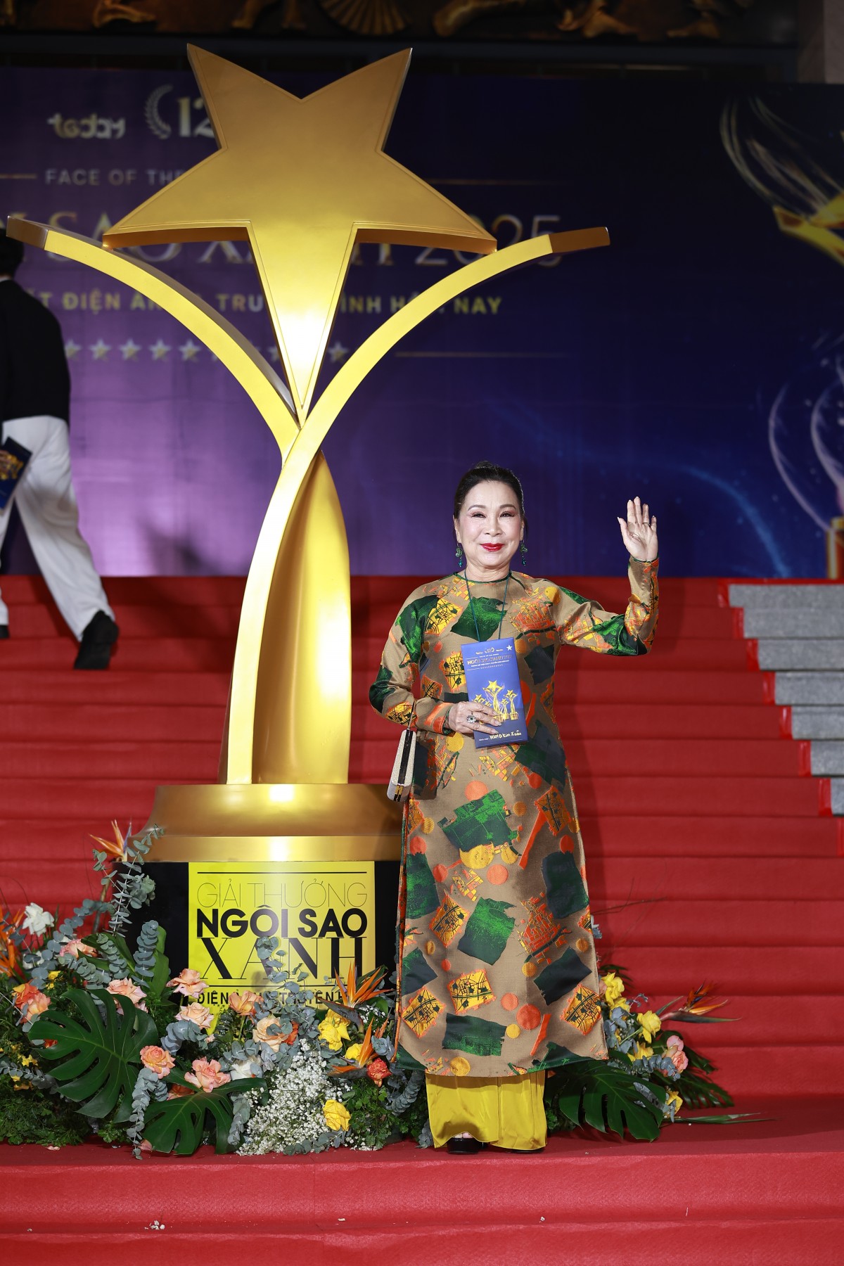 Hoàng Long 'Mưa đỏ' xuất hiện với mái tóc khác lạ trên thảm đỏ Ngôi sao xanh lần thứ 12