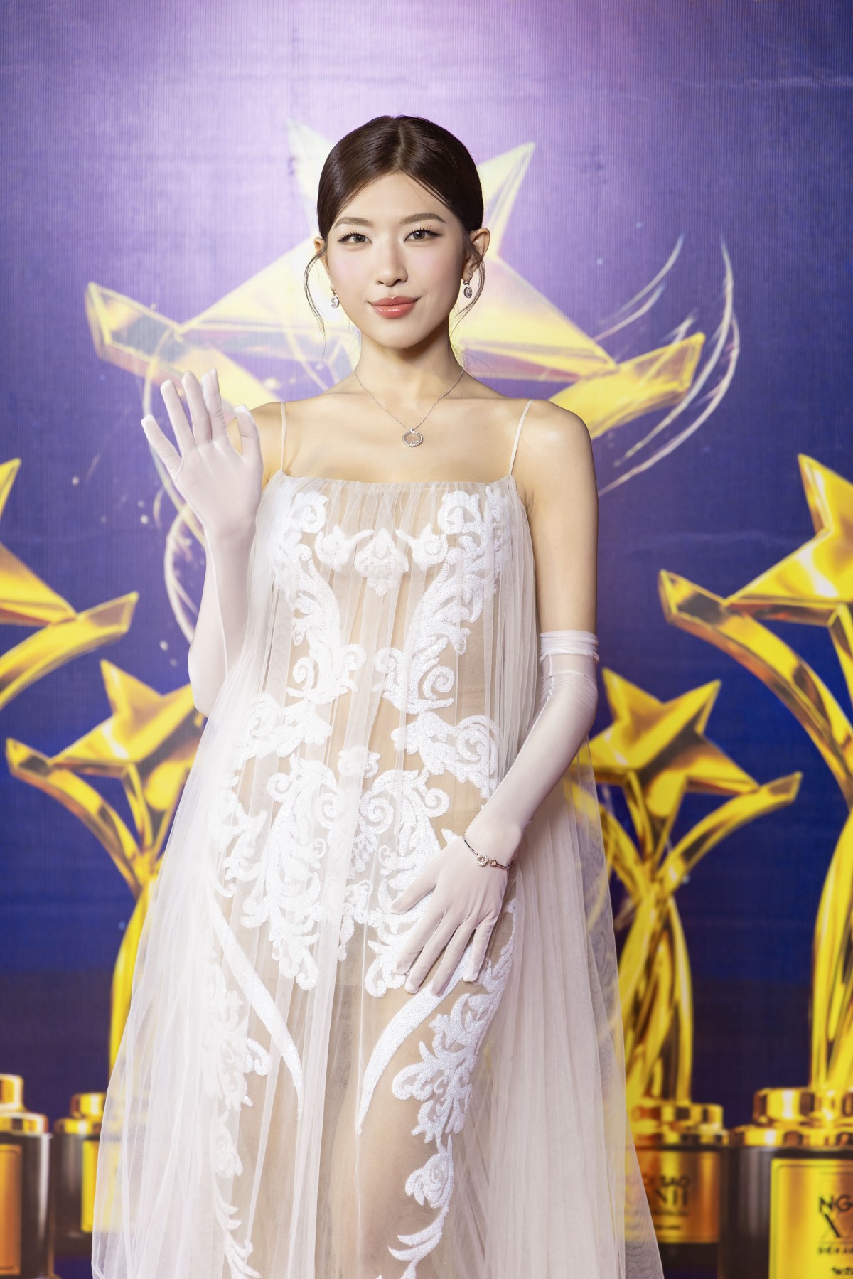 Hoàng Long 'Mưa đỏ' xuất hiện với mái tóc khác lạ trên thảm đỏ Ngôi sao xanh lần thứ 12