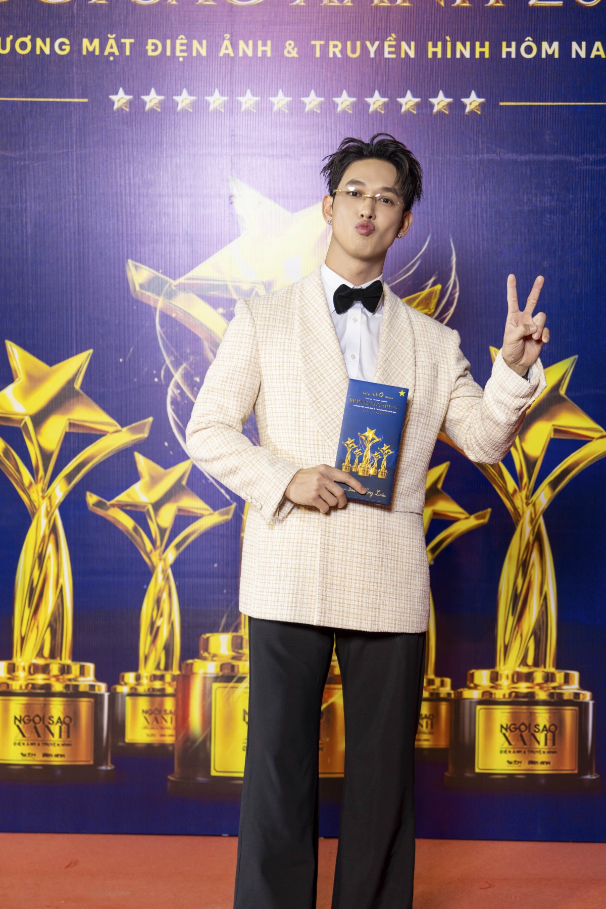 Hoàng Long 'Mưa đỏ' xuất hiện với mái tóc khác lạ trên thảm đỏ Ngôi sao xanh lần thứ 12