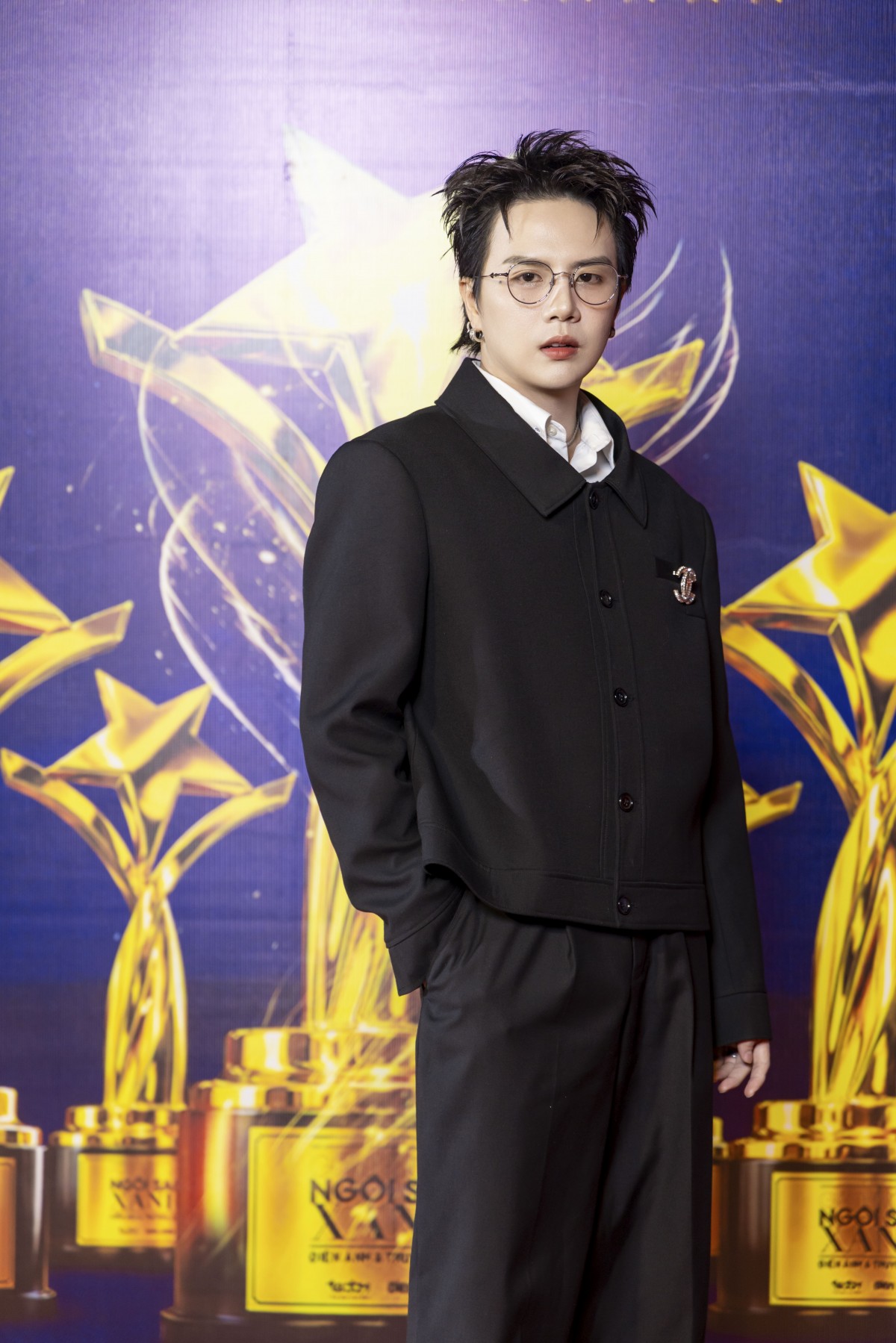 Hoàng Long 'Mưa đỏ' xuất hiện với mái tóc khác lạ trên thảm đỏ Ngôi sao xanh lần thứ 12