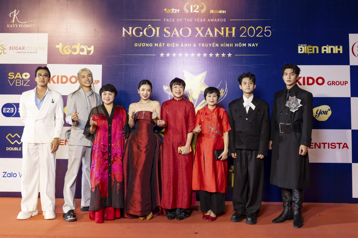 Hoàng Long 'Mưa đỏ' xuất hiện với mái tóc khác lạ trên thảm đỏ Ngôi sao xanh lần thứ 12