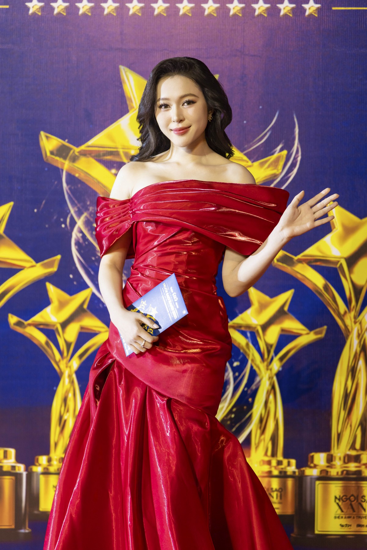 Hoàng Long 'Mưa đỏ' xuất hiện với mái tóc khác lạ trên thảm đỏ Ngôi sao xanh lần thứ 12