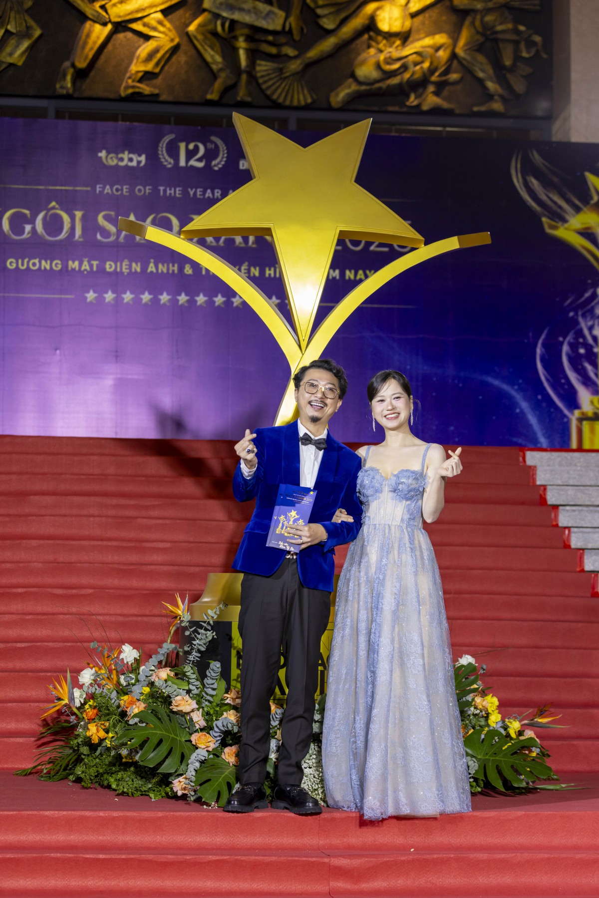 Hoàng Long 'Mưa đỏ' xuất hiện với mái tóc khác lạ trên thảm đỏ Ngôi sao xanh lần thứ 12