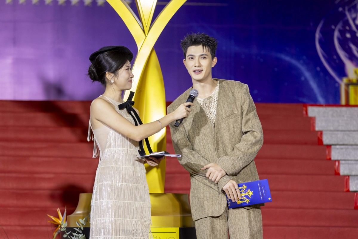 Hoàng Long 'Mưa đỏ' xuất hiện với mái tóc khác lạ trên thảm đỏ Ngôi sao xanh lần thứ 12