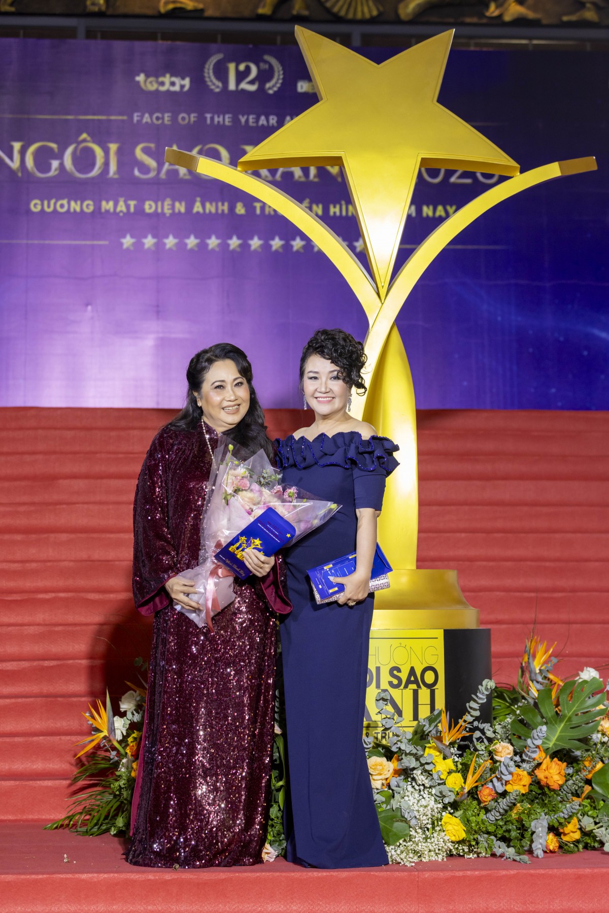 Hoàng Long 'Mưa đỏ' xuất hiện với mái tóc khác lạ trên thảm đỏ Ngôi sao xanh lần thứ 12