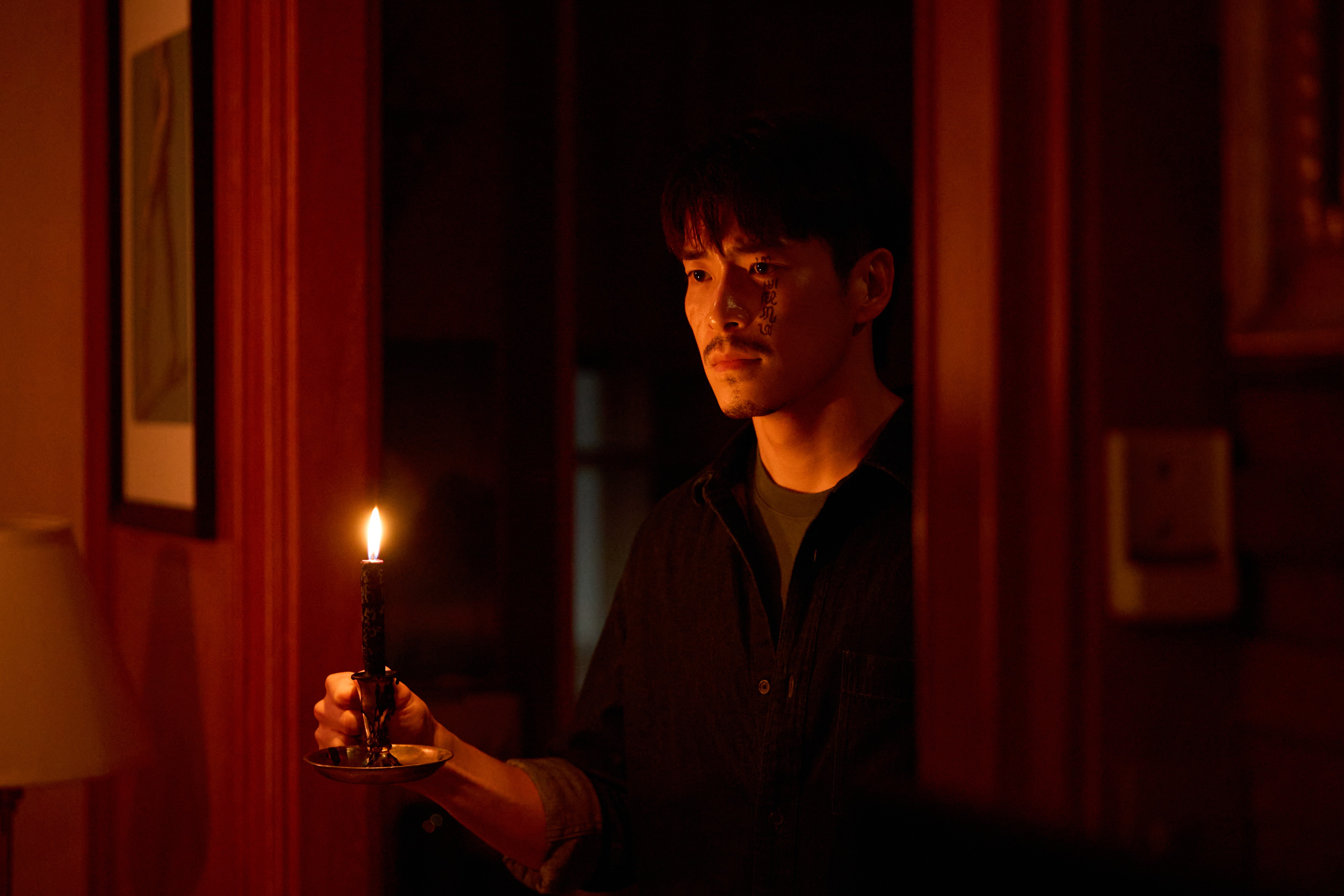 Đạo diễn 'Nhà trấn quỷ' tiết lộ hành trình xây dựng 'ngôi nhà ám': Không gian hẹp, cảm xúc nén và nỗi sợ không lối thoát