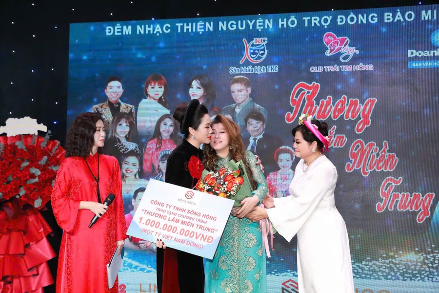 NSND Trịnh Kim Chi làm tổng đạo diễn chương trình thiện nguyện 'Thương lắm miền Trung' thu về 1,3 tỷ và nhiều vật phẩm