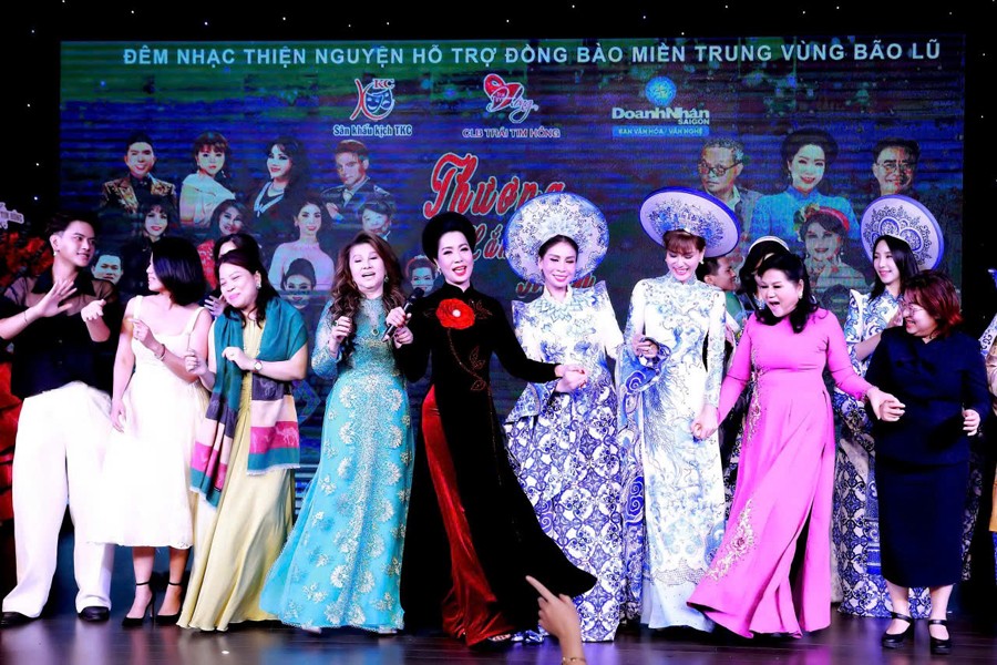 NSND Trịnh Kim Chi làm tổng đạo diễn chương trình thiện nguyện 'Thương lắm miền Trung' thu về 1,3 tỷ và nhiều vật phẩm