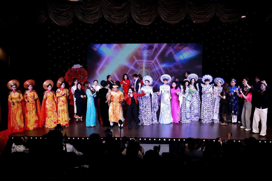 NSND Trịnh Kim Chi làm tổng đạo diễn chương trình thiện nguyện 'Thương lắm miền Trung' thu về 1,3 tỷ và nhiều vật phẩm