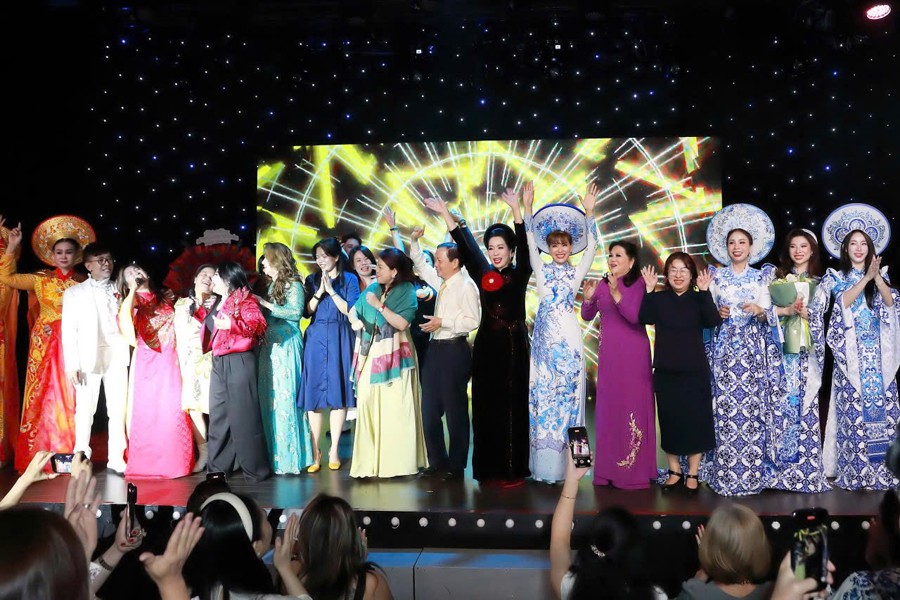 NSND Trịnh Kim Chi làm tổng đạo diễn chương trình thiện nguyện 'Thương lắm miền Trung' thu về 1,3 tỷ và nhiều vật phẩm