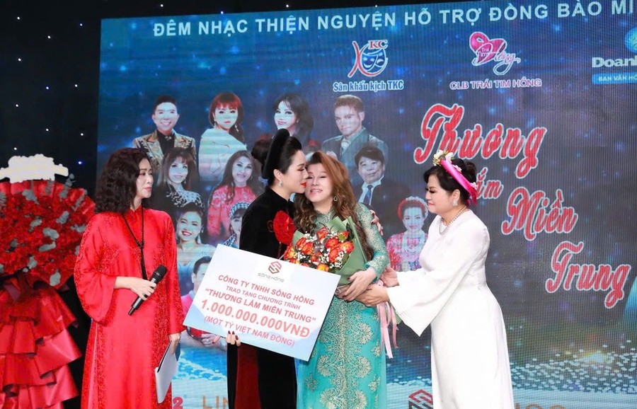 NSND Trịnh Kim Chi làm tổng đạo diễn chương trình thiện nguyện 'Thương lắm miền Trung' thu về 1,3 tỷ và nhiều vật phẩm