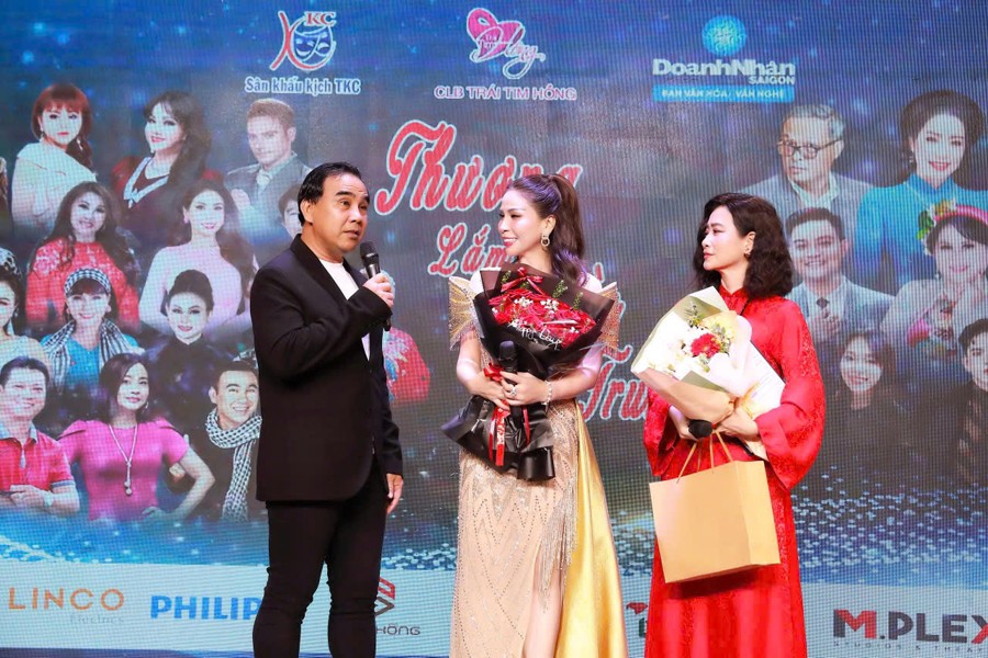 NSND Trịnh Kim Chi làm tổng đạo diễn chương trình thiện nguyện 'Thương lắm miền Trung' thu về 1,3 tỷ và nhiều vật phẩm