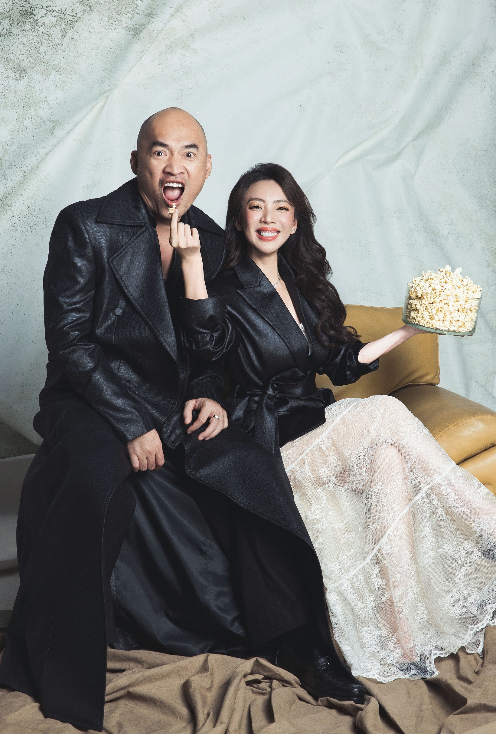 'Chơi lớn' tặng nhẫn kim cương cho vợ nhân kỷ niệm 15 năm ngày cưới, Tiến Luật nhắc lại chuyện xưa, cầu hôn Thu Trang bằng… chiếc bánh bao!