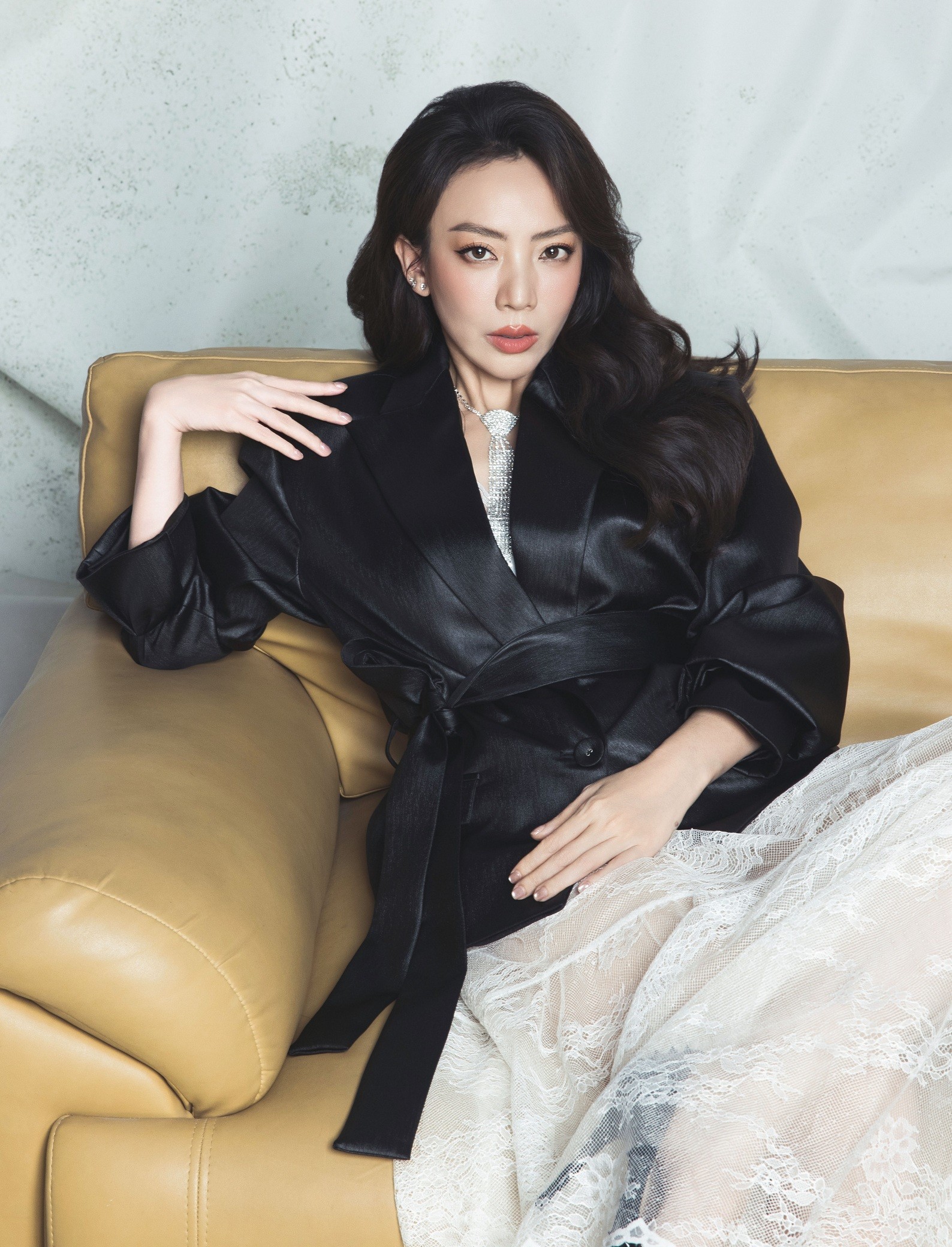 'Chơi lớn' tặng nhẫn kim cương cho vợ nhân kỷ niệm 15 năm ngày cưới, Tiến Luật nhắc lại chuyện xưa, cầu hôn Thu Trang bằng… chiếc bánh bao!