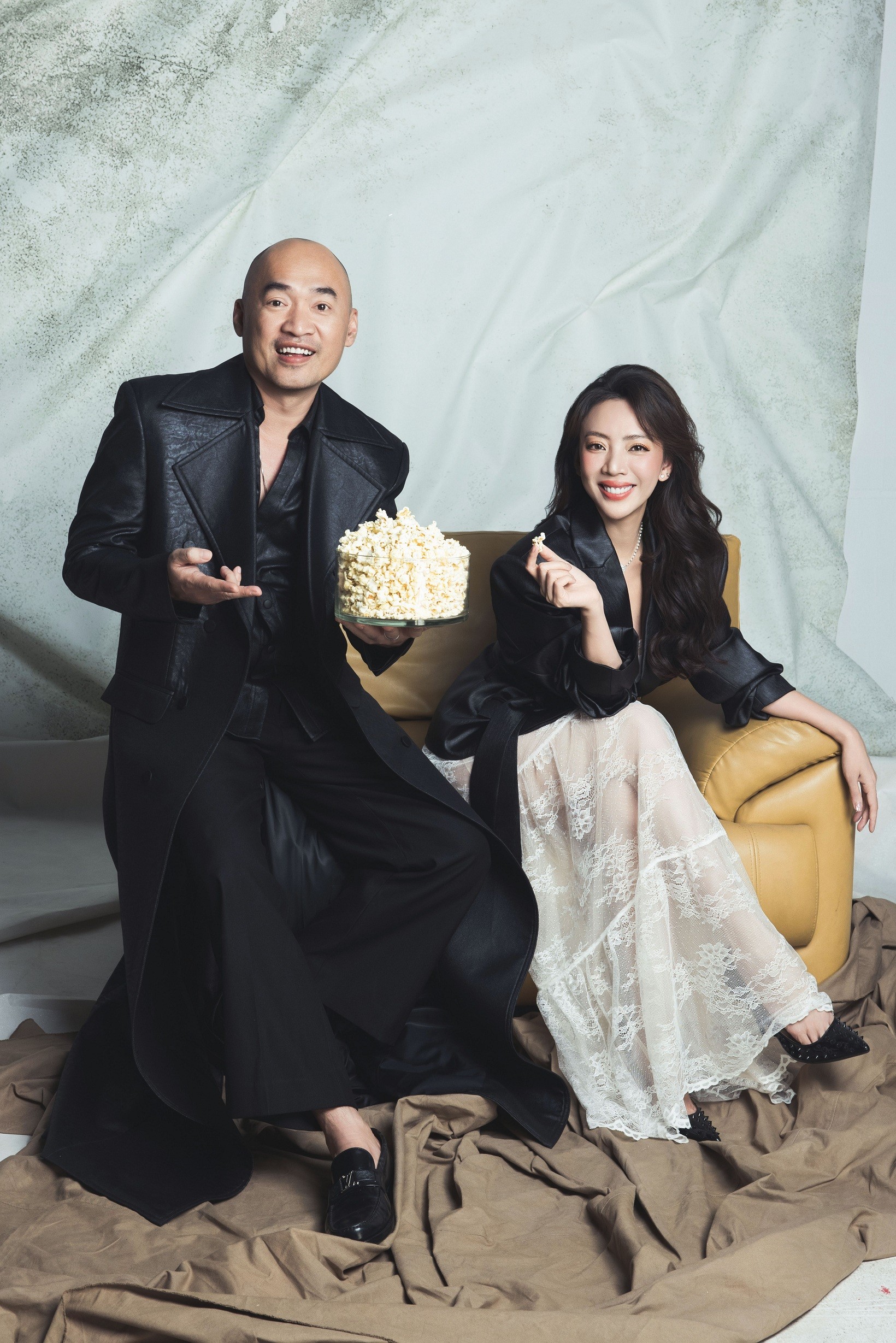 'Chơi lớn' tặng nhẫn kim cương cho vợ nhân kỷ niệm 15 năm ngày cưới, Tiến Luật nhắc lại chuyện xưa, cầu hôn Thu Trang bằng… chiếc bánh bao!