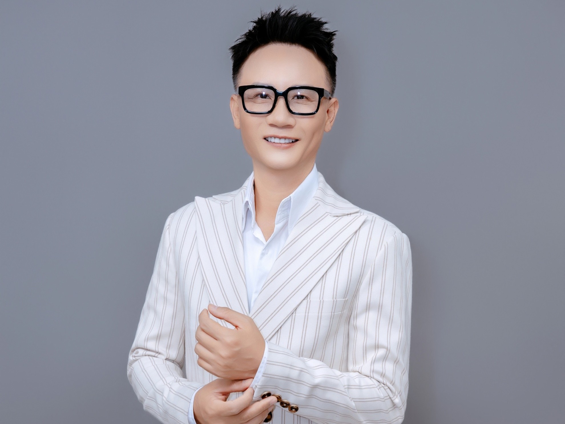 Hoàng Bách lần đầu ngồi 'ghế nóng' 'Tỏa sáng sao đôi 2026'