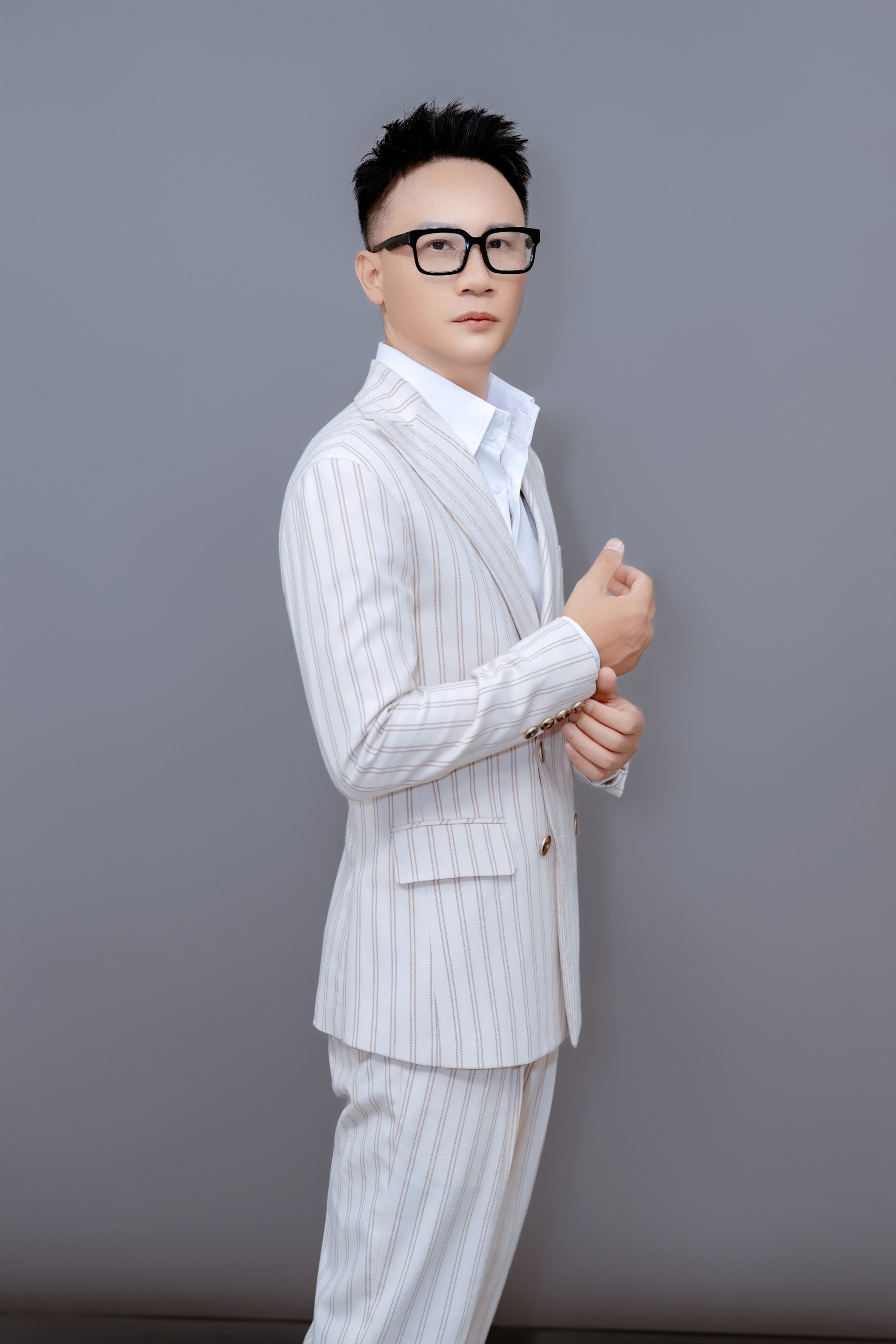 Hoàng Bách lần đầu ngồi 'ghế nóng' 'Tỏa sáng sao đôi 2026'