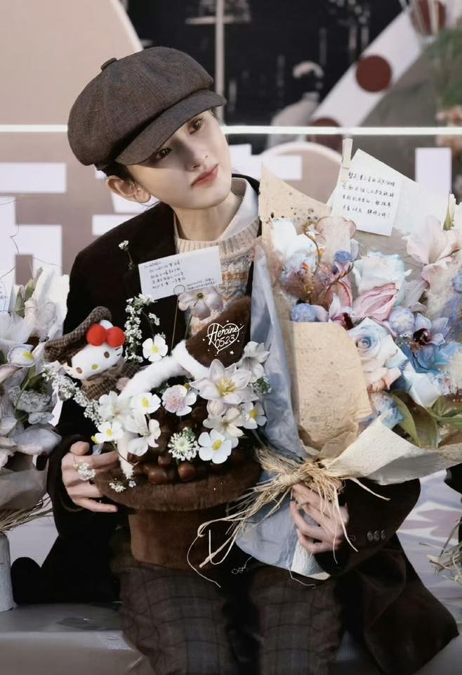 Tống Tổ Nhi bật khóc trong lễ đóng máy dự án mới