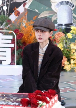 Tống Tổ Nhi bật khóc trong lễ đóng máy dự án mới