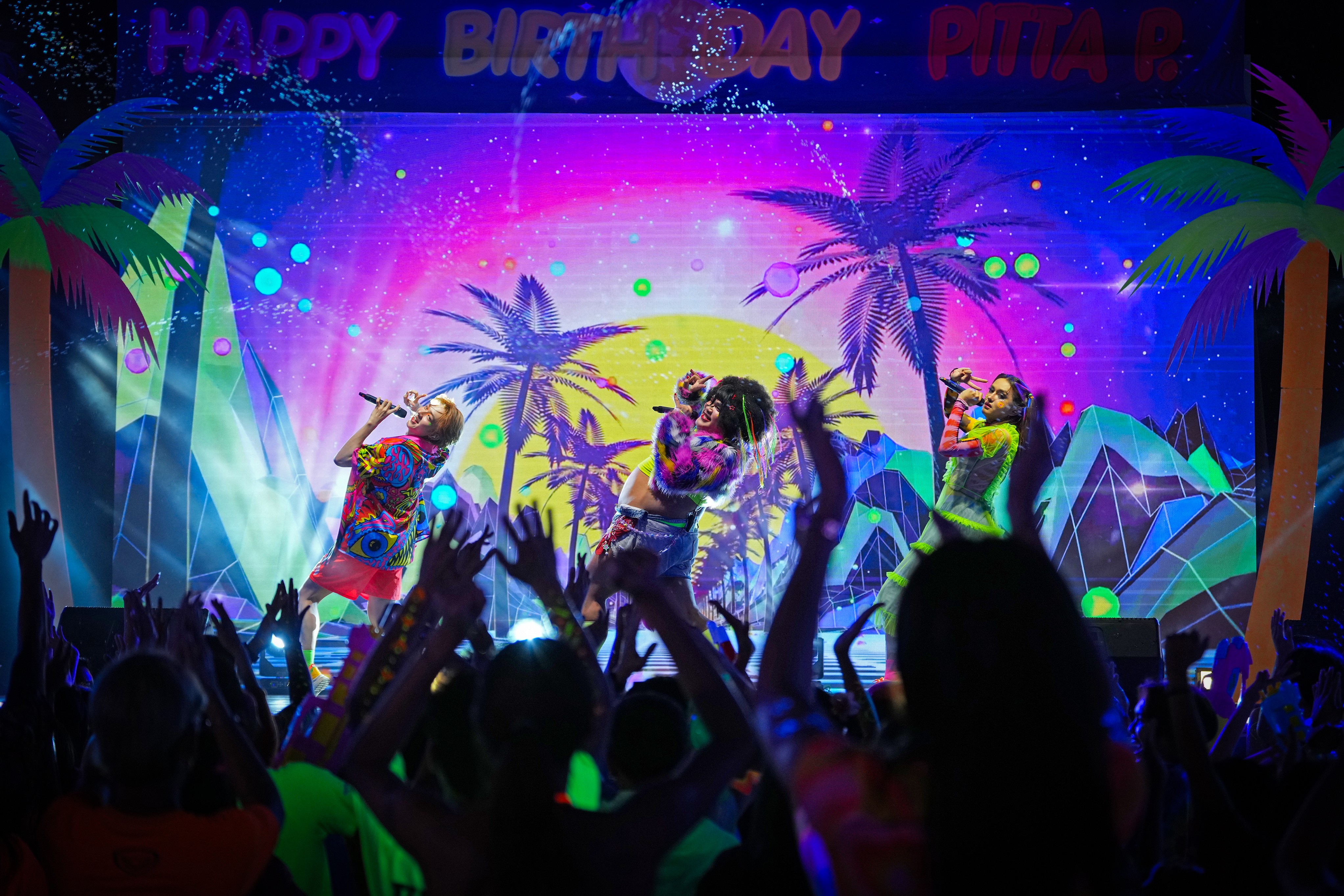 'Người đẹp và quái lạ': Phim hài quy tụ dàn sao Thái Lan, có cả nam thần boylove NuNew và Keng Harit