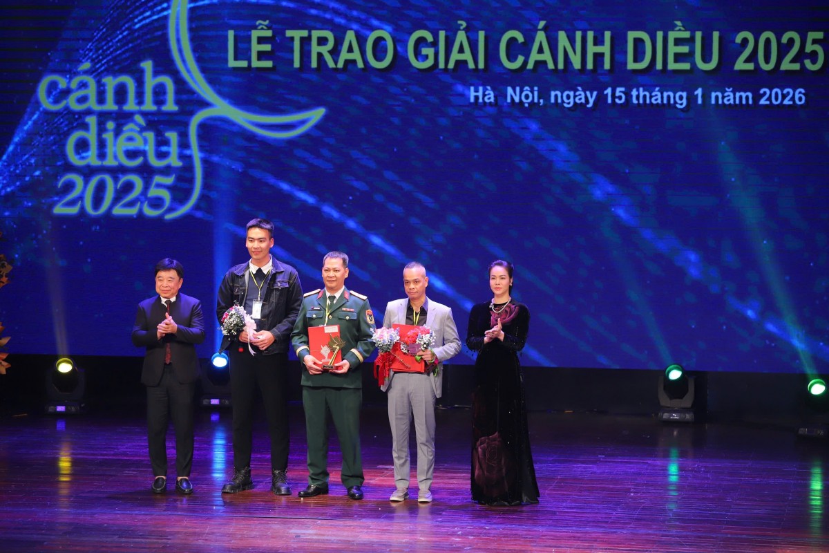 'Mưa đỏ' tiếp tục 'càn quét' giải thưởng tại Lễ trao giải Cánh diều 2025, chiến thắng được chia đều cho tất cả!