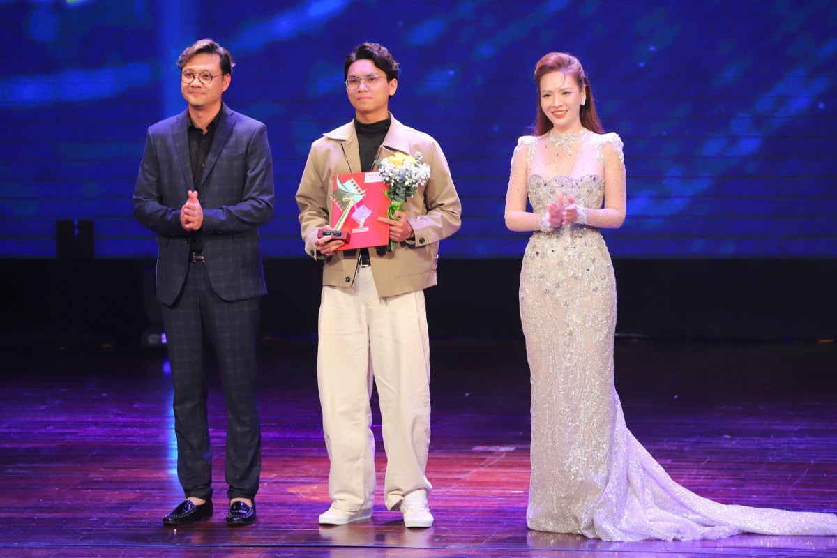 'Mưa đỏ' tiếp tục 'càn quét' giải thưởng tại Lễ trao giải Cánh diều 2025, chiến thắng được chia đều cho tất cả!